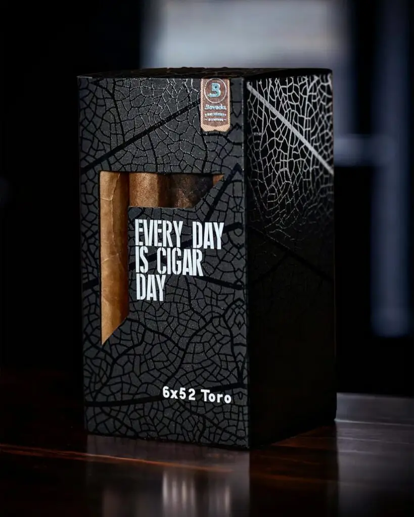 Box of 16 cigars made by Tabacalera Hernandez